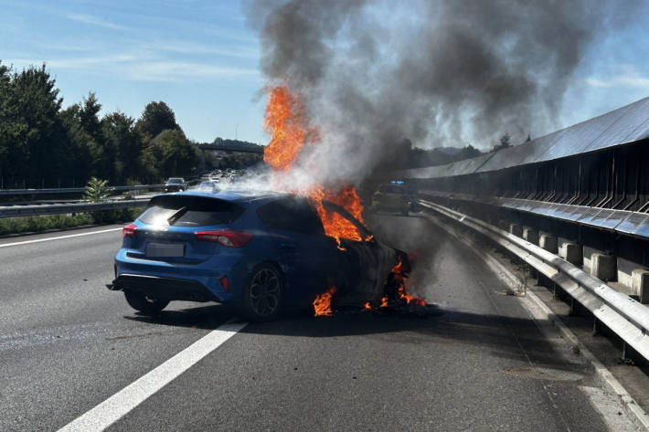 Der Ford prallte gegen die Leitplanke.