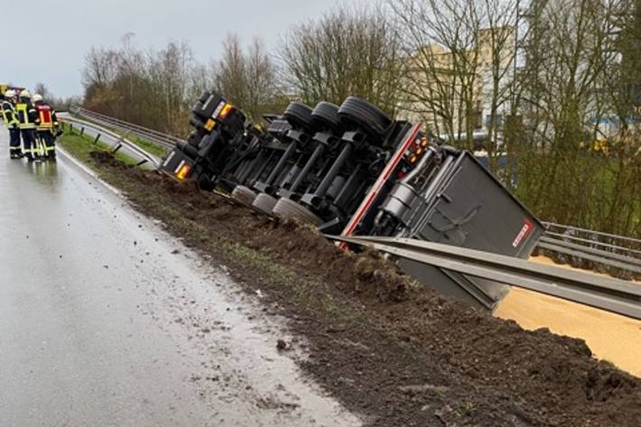 In Twistringen kippte ein Lastwagen.