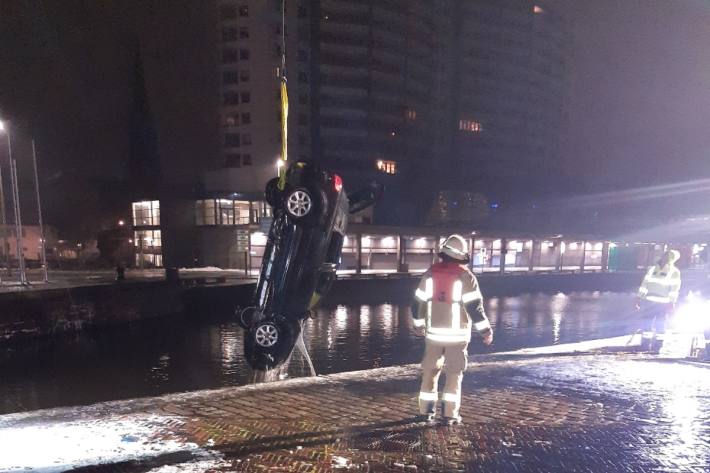In Bremerhaven musste ein Fahrzeug aus dem Hafenbecken geborgen werden