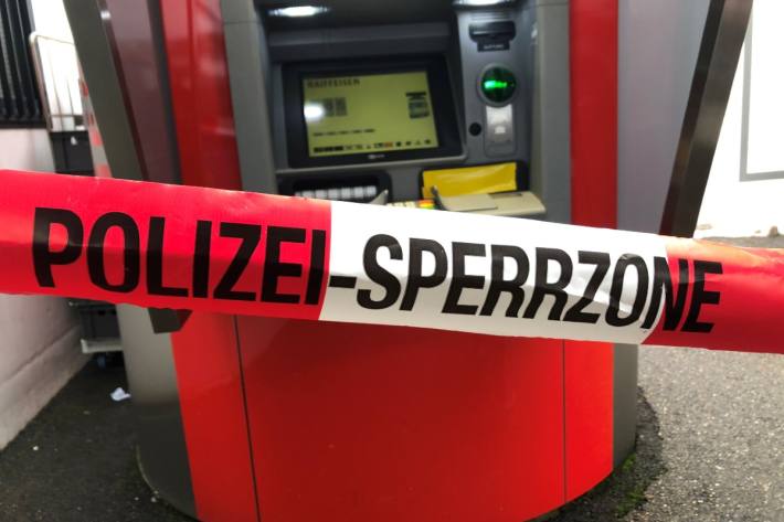 In Zuzwil SG wollte eine unbekannte Täterschaft den Bankautomaten sprengen.