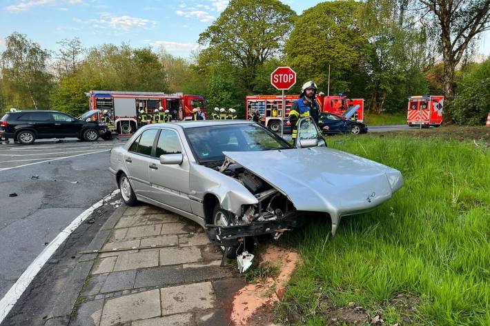 Bei dem Unfall wurden alle drei Fahrzeuge beschädigt