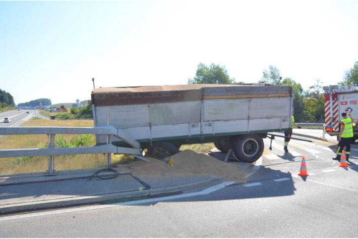 Traktor verlor seinen Anhänger bei der Autobahnausfahrt