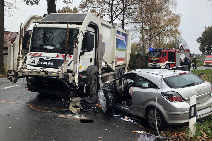 Müllwagen kollidiert mit Opel