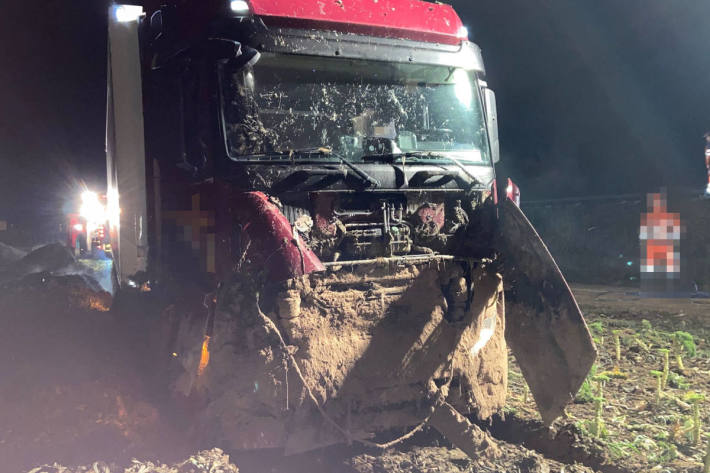 Sattelschlepper kommt von der Autobahn ab und durchbricht Wildschutzzaun