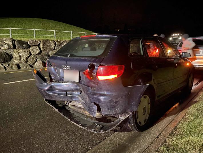 Auto nach Auffahrunfall komplett ausgebrannt