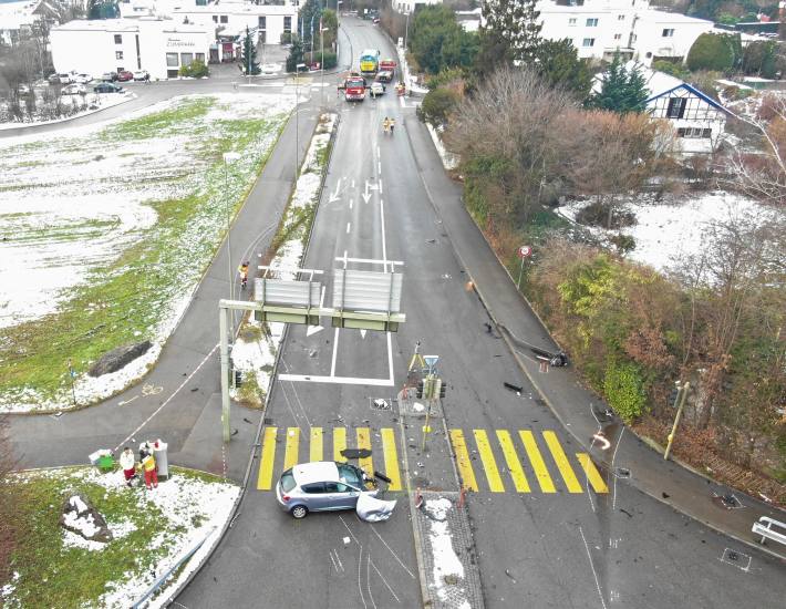 Eine Verletzte nach schwerem Verkehrsunfall