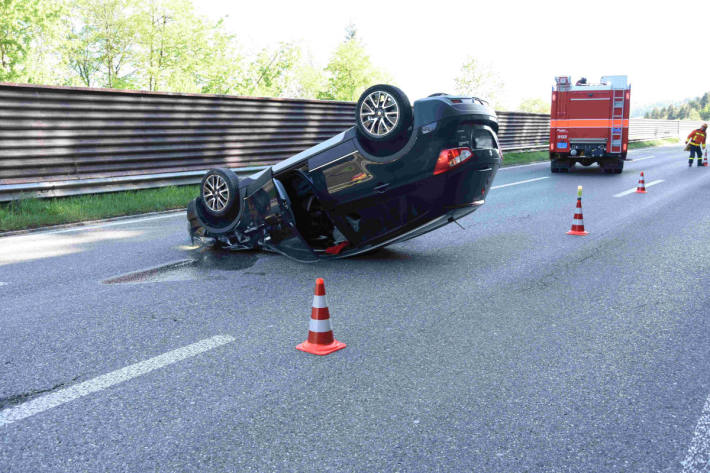 Endlage des Unfallfahrzeugs auf der A1 bei St.Gallen