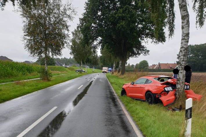 Ford Mustang auf regennasser Fahrbahn in den Gegenverkehr gerutscht