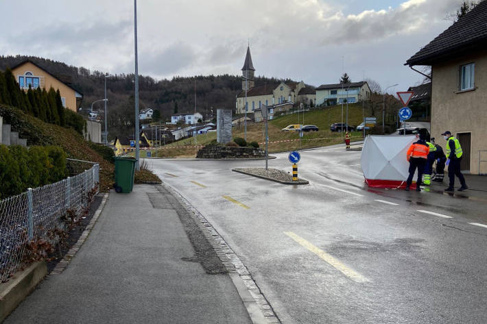 Velofahrer von Lastwagen überfahren