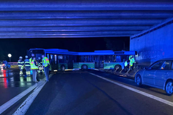 Der Busfahrer wurde schwer verletzt.