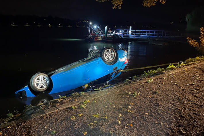 Mit einem Boot und Seilwinde wurde der Pkw geborgen.