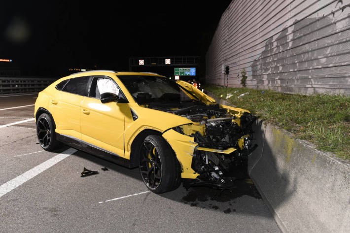 Raser kracht in Leitplanken auf der A1