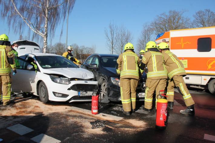 In Stahe musste gestern eine Person aus dem Fahrzeug geborgen werden