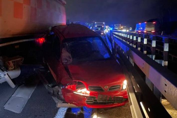 Der PKW-Fahrer hatte Glück im Unglück und wurde nur leicht verletzt.