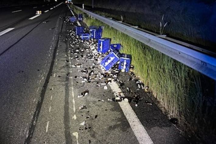 Die Ladung bestehend aus Bierkästen fiel teilweise auf die Fahrbahn.