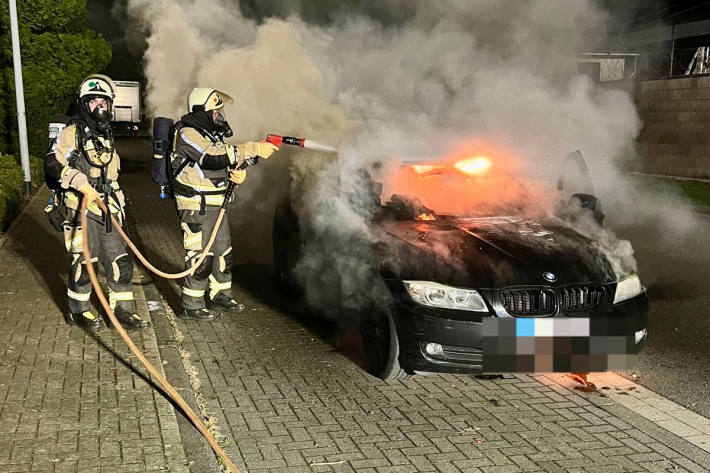 Beim Eintreffen der Feuerwehr stand der Pkw bereits in Vollbrand.