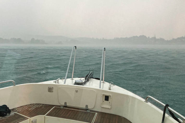 Bild vom Blick aus dem Polizeiboot während des Gewitters