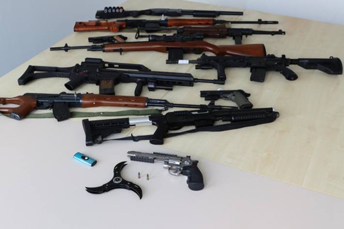 Bei der Durchsuchung sichergestellte erlaubnispflichtige bzw. verbotene Waffen in Sondershausen
