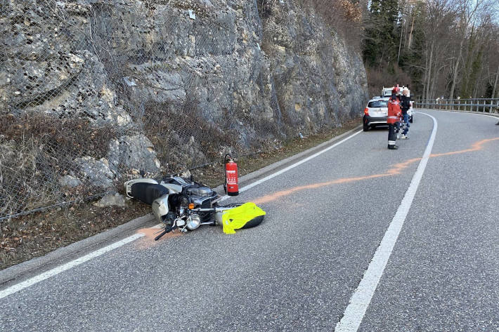 Motorradfahrer verletzt sich bei Selbstunfall schwer