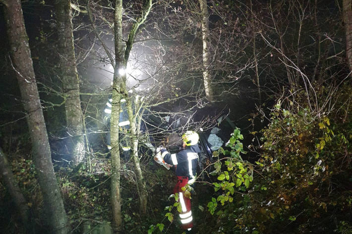 Als die Feuerwehr eintraf, befand sich der Fahrer nicht mehr im Wagen.