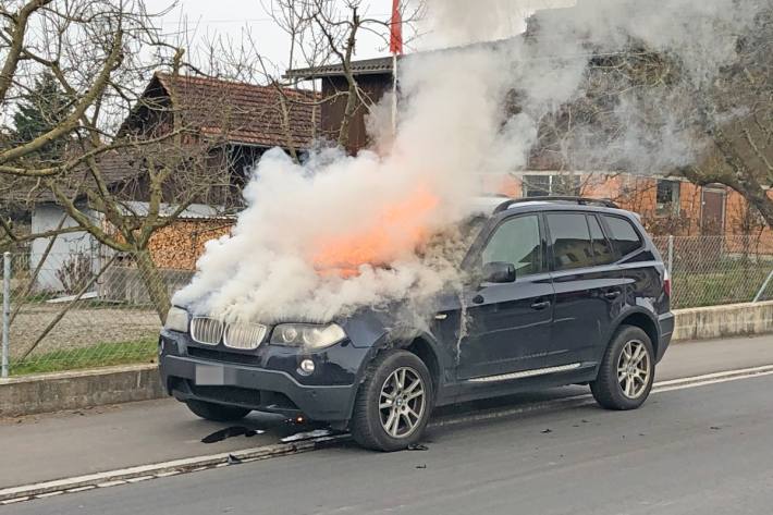 In Zihlschlacht TG ist ein BMW in Brand geraten.