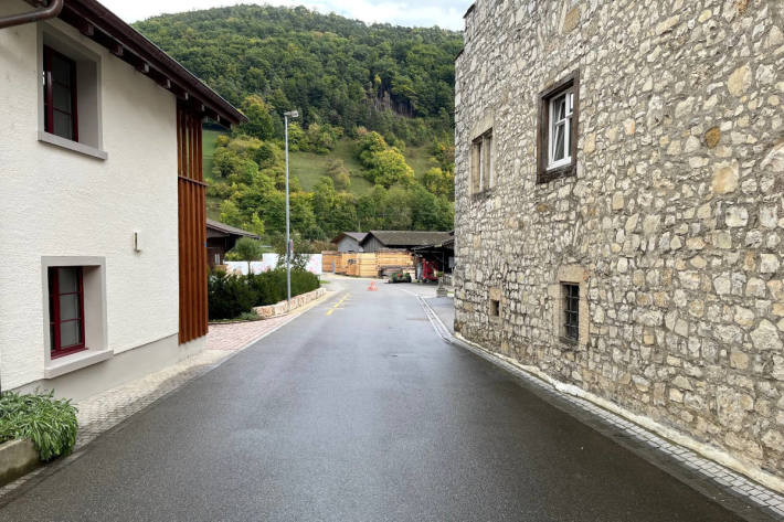 E-Bike-Fahrerin stürzt und verletzt sich schwer