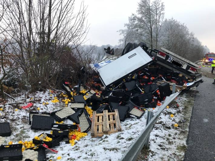 Lkw-Fahrer nach schwerem Glatteisunfall auf der A44 verletzt