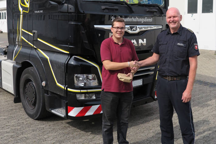 Dieser Lkw-Fahrer wurde für sein couragiertes Handeln ausgezeichnet.