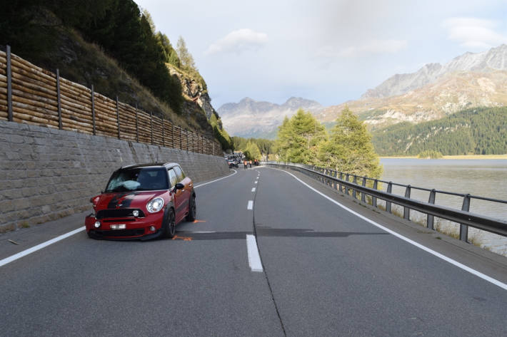 Auf Gegenfahrspur mit Motorrädern kollidiert