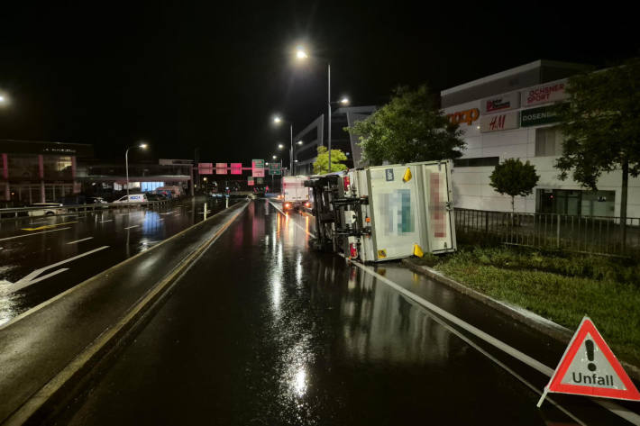 Der Anhänger kippte und musste vom Abschleppdienst aufgerichtet werden.