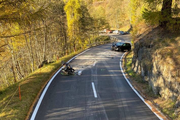 Junger Motorradlenker stirbt auf der Nufenenstrecke nach einem Unfall.