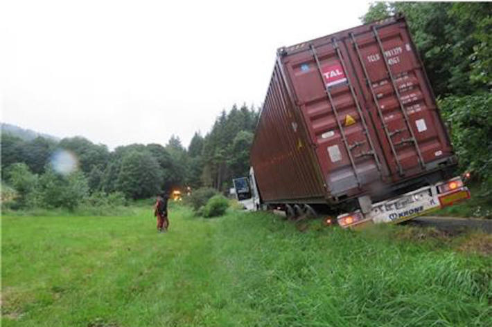 Festgefahrener Holzlaster