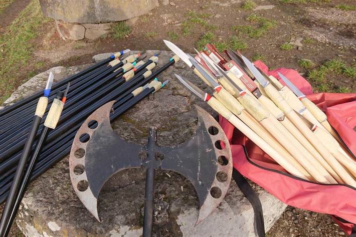 Die Beamten staunten nicht schlecht, als sie hinter einer Mauer insgesamt 44 Speere und eine Deko-Streitaxt in Kobern-Gondorf auffanden