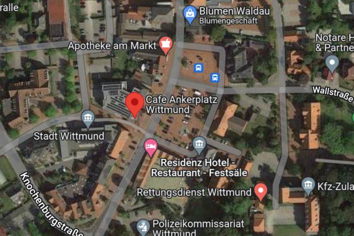 Der Mann entfernte sich mit dem Paket vom Marktplatz.