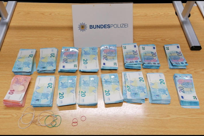 Bundespolizei findet 22.680 EUR Bargeld im Rucksack