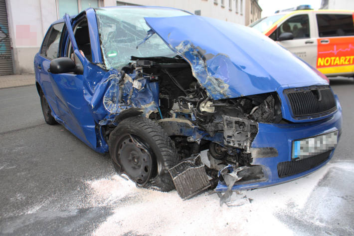 Die beiden Insassen des Skoda wurden schwer verletzt.