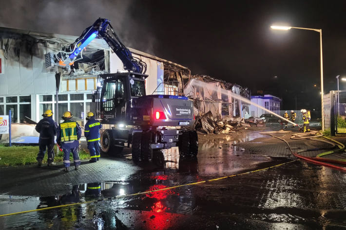 Gebäudebrand in einem Industriegebiet in Lennestadt-Altenhundem.