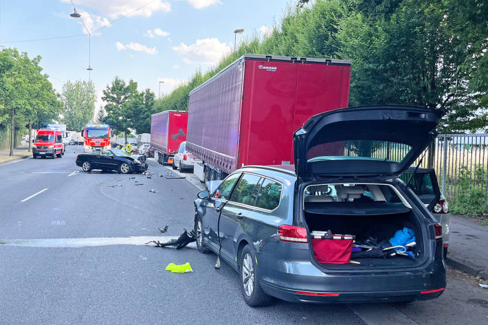 Der Mercedes Fahrer war zuvor durch seine Fahrweise aufgefallen.