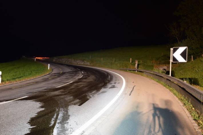 In Werthenstein LU ist heute ein unbekanntes Fahrzeug in die Leitplanke gefahren.