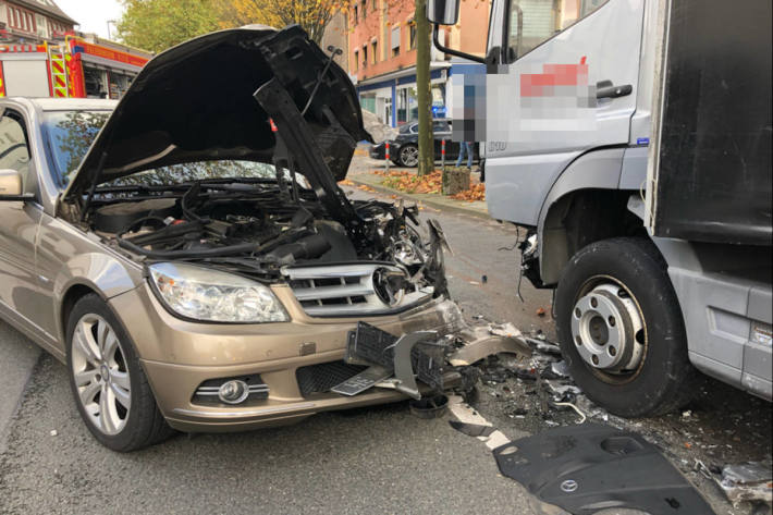 Zwei Personen nach Verkehrsunfall schwer verletzt