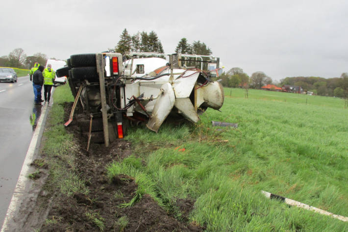 Betonmischfahrzeug geriet in Straßengraben bei Varel