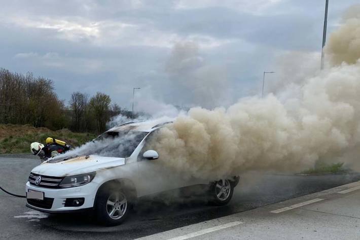 Nach den Arbeiten der Polizei wurde das Auto von der Straße entfernt, die Fahrbahn gesäubert und wieder für den Verkehr freigegeben