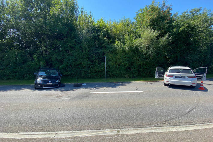 Der Lenker des korrekt fahrenden Autos wurde erheblich verletzt und musste ins Spital gebracht werden.