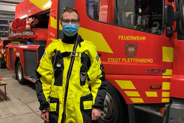 Feuerwehr rettet Person aus Gartenteich in Plettenberg