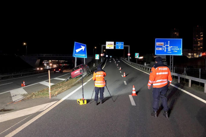 Auto prallt gegen die Ausfahrtssignalisation auf der A13 bei Chur