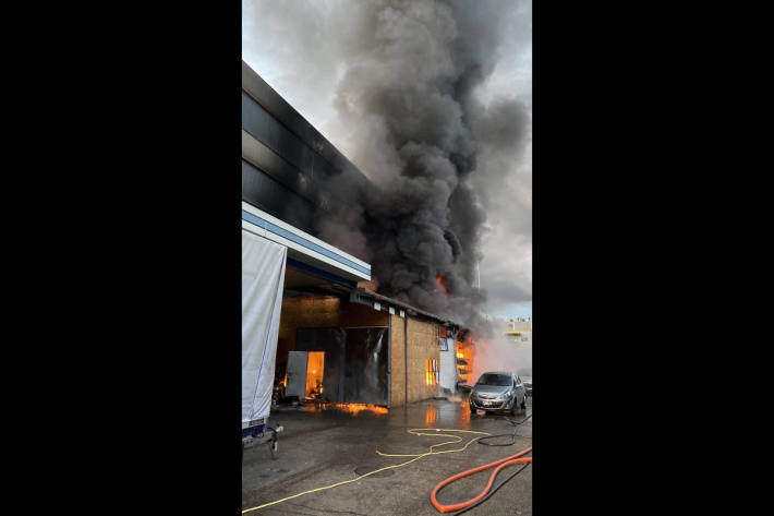 Brandfall in einer Autowerkstatt erfordert Feuerwehreinsatz in Aesch