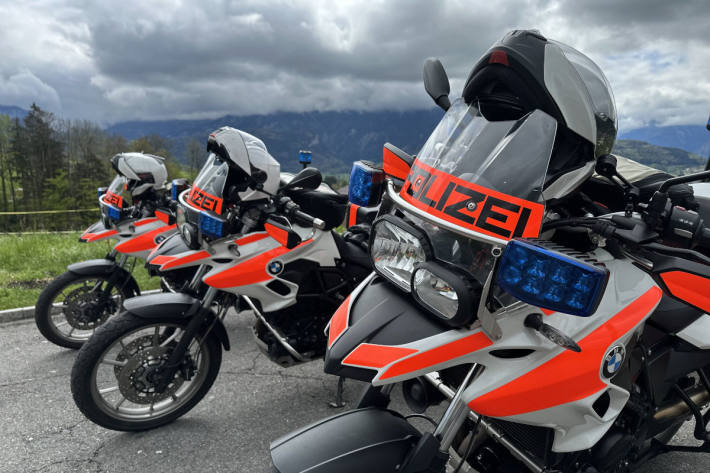 Die polizeieigene Motorradgruppe der Kantonspolizei Schwyz unterstützte bei den Kontrollen.