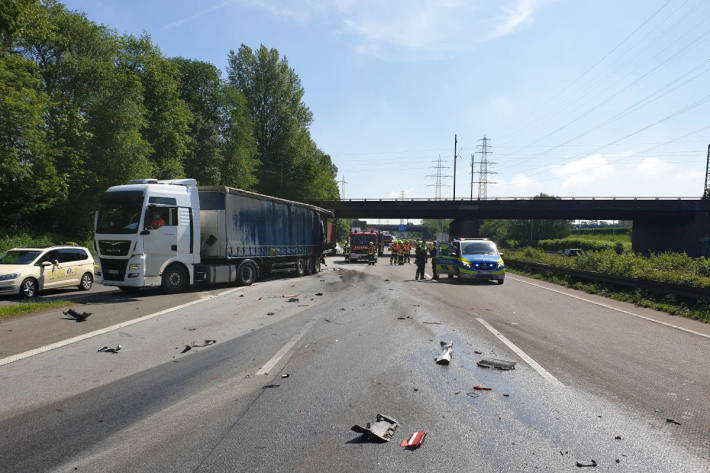 Unfall auf der A42 bei Oberhausen sorgt für stundenlange Sperrung