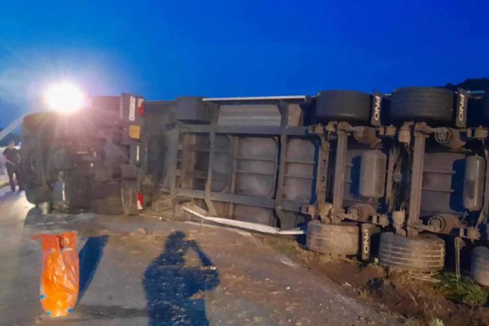 Sattelkraftfahrzeug in Reichersberg umgekippt 