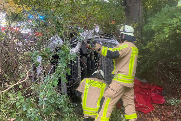 Die Feuerwehr befreite die verletzte Person aus dem Fahrzeug.